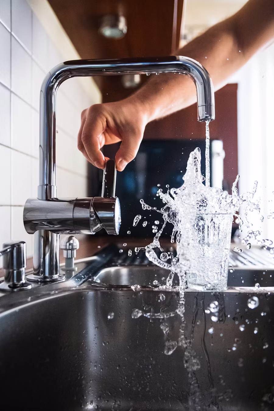 Plombier professionnel CHAUFFECO au travail dans une salle de bain rénovée à Strasbourg